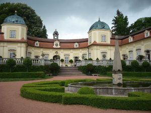 Schlosshof mit Brunnen