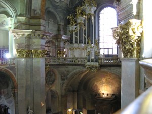 Orgel über dem Eingang